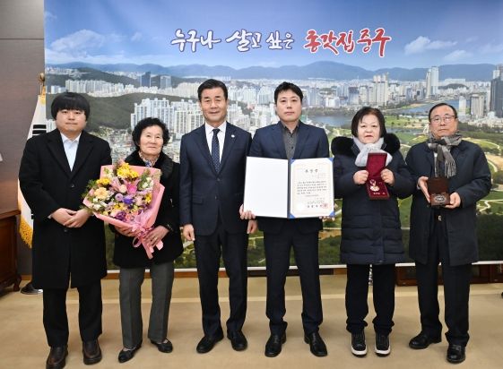 울산 중구(구청장 김영길)가 1월 21일 오후 5시 중구청 구청장실에서 6.25전쟁 참전유공자 유족에게 화랑무공훈장을 전수했다. 김영길 중구청장은 6.25전쟁 참전유공자 고(故) 박성진 상병의 손자 박성용 씨에게 국방부장관을 대신해 화랑무공훈장을 전달했다.