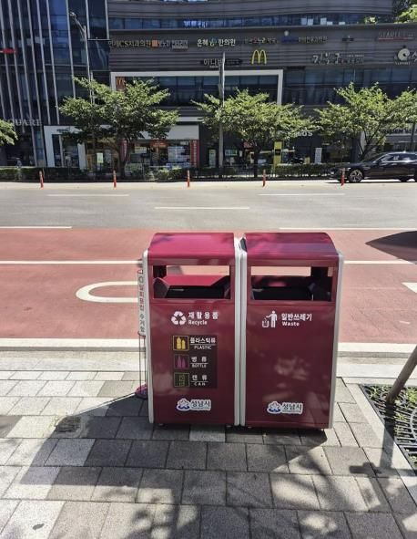 성남시 분당구 삼평동 판교역 테크원 앞에 지난해 9월 시범설치한 가로쓰레기통(일반쓰레기통+재활용품통)