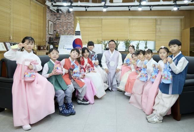 여주시 다함께돌봄센터 어린이와 여주시장 설 인사