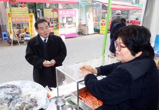 수원특례시의회 이재식 의장, 설 명절을 맞아 전통시장 방문