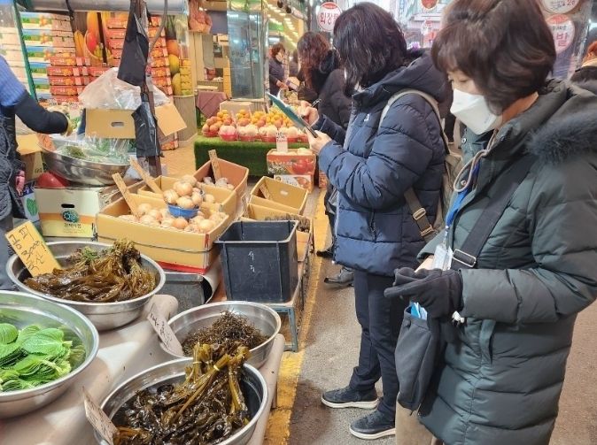 원산지표시 감시원이 광명전통시장과 광명새마을시장 등 명절에 시민들이 많이 찾는 재래시장에서 원산지 표시 점검 중이다.