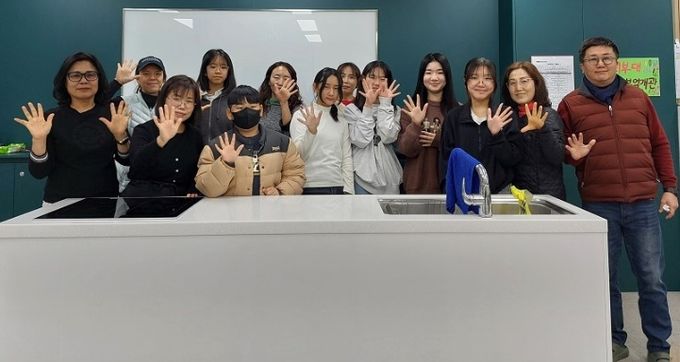 광명시 광명5동 청소년지도협의회는 지난 21일 광명5동 행정복지센터 공유부엌에서 떡볶이 만들기 행사를 개최했다.