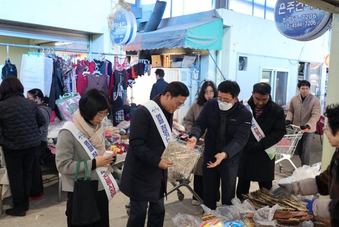 산청군의회, 설 명절 맞이 전통시장 장보기 행사 펼쳐