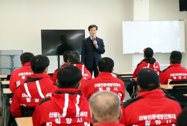 - 안병구 밀양시장이 산불대응센터를 방문해 진화대원을 격려하고 있다.