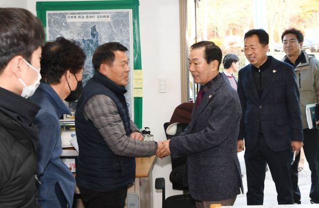 성낙인 군수가 설 명절을 앞두고 도로보수원전진기지 현업근무자를 격려하고 있다