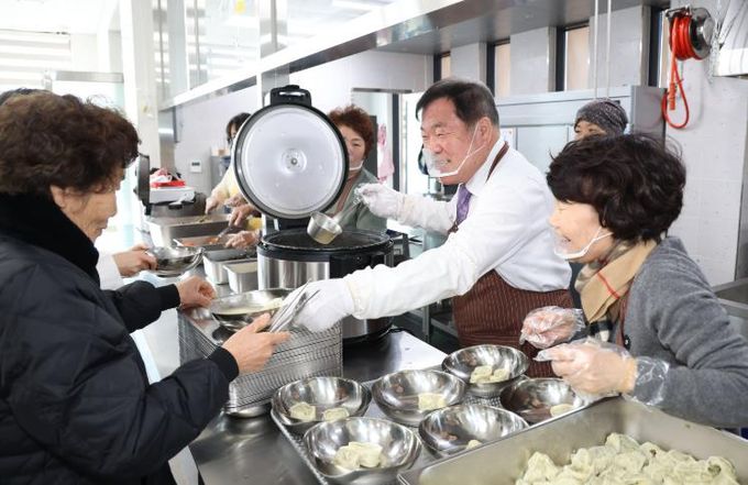 이승화 산청군수, 무료 배식 봉사 활동