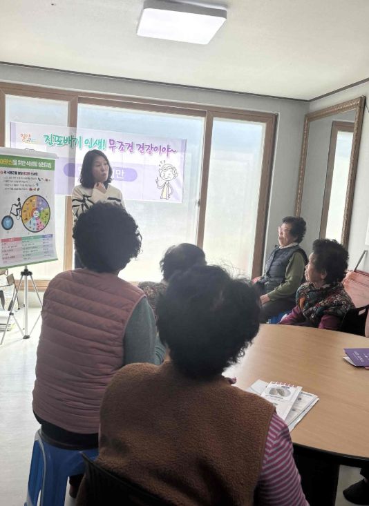 지난 11일 밀양시보건소에서 무안면 하촌경로당을 방문해 어르 신들의 고혈압‧당뇨를 위한 식단관리, 균형 있는 식이 섭취를 위한 조 리 방법을 설명하고 있다.