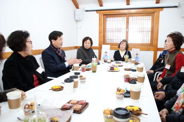 - 안병구 밀양시장이 18일 진장 공유오피스에서 시니어클럽 노인 일자리 참여자와 함께 대화를 나누고 있다.