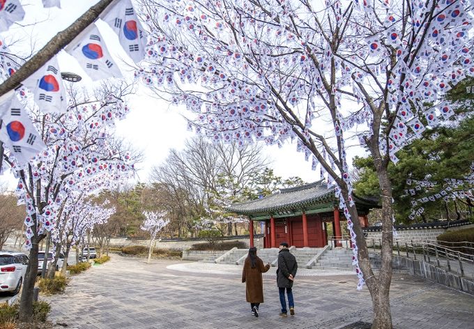 지난해 효창공원을 찾은 사람들이 ‘태극기 거리’를 거닐고 있다