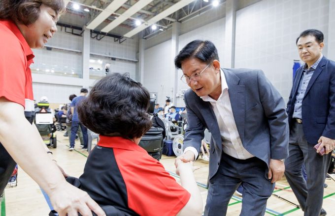박강수 마포구청장이 보치아대회에 참가한 선수를 격려하고 있다.