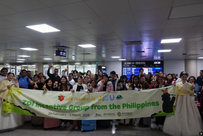 필리핀 전세기 환영행사(한복도우미와 함께)