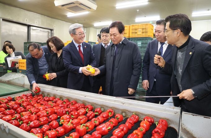 박완수 도지사 오태완 군수 올해 1월 21일 의령군 농산물종합유통센터 방문