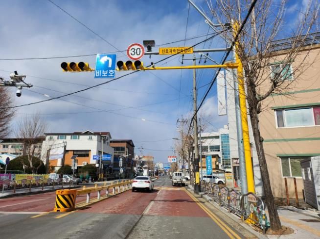 함안군, 어린이보호구역 신호등 노란색 도색 완료