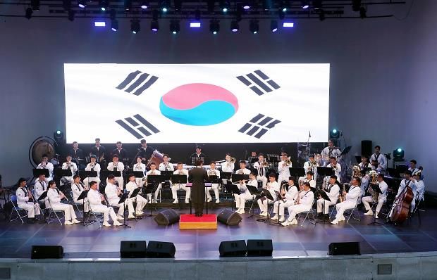 구민의 일상에 봄바람을 선사합니다(해군음악회1)