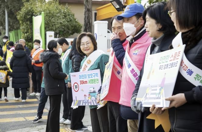 3월 7일, 신용산초등학교 앞에서 박희영 용산구청장이 ‘3월 안전점검의 날’을 맞이하여 어린이 통학로 교통안전 캠페인을 진행했다