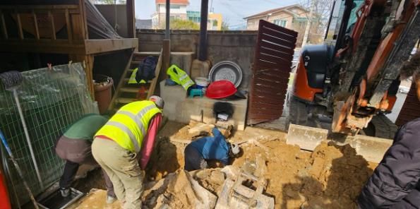 함안군 가야읍, 재능기부로 장애인가구 수도 철거에 힘모아 ㈜주선건설 재능기부로 노후화된 수도 철거 마쳐