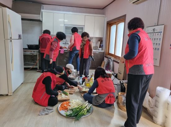합천군 야로면 자원봉사회, 어려운 어르신댁 방문 반찬 나눔활동 가져