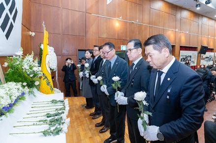 헌화 중인 강남구의회 의원들