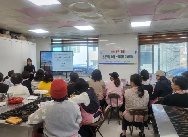 산청군, 앉은키밀·딸기 활용 제과 교육 돌입 우수성 홍보·지역 소비 촉진 등
