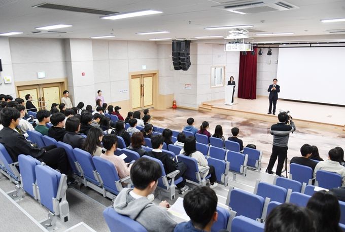 2025 청소년 해외 배낭연수 사전 설명회가 지난 15일 화천커뮤니티센터에서 최문순 군수를 비롯한 학생과 학부모들이 참석한 가운데 열렸다