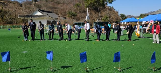 제16회 전라남도협회장기 그라운드골프 대회 개회식 중 시타 장면