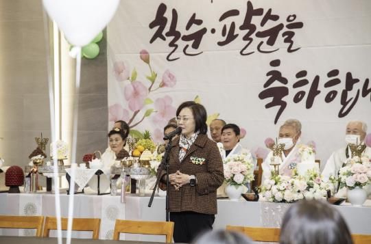 박희영 용산구청장이 3월 18일 이룸웨딩컨벤션 사랑채 연회장에서 열린 ‘서쪽네 칠·팔순 대잔치’에 참석해 인사말을 하고 있다