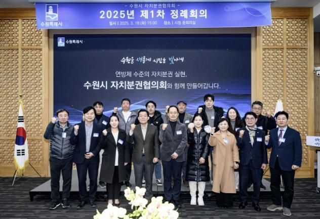 이재준 시장(왼쪽 4번째부터), 구균철 자치분권협의회 의장과 위원들이 함께 하고 있다.