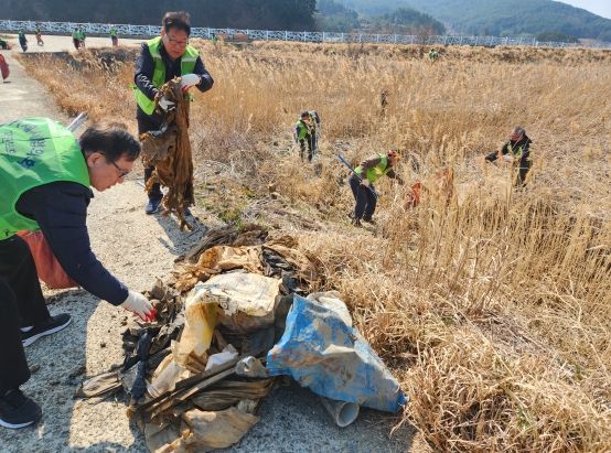 (사)자연보호연맹 거제시협의회, 2025년‘세계물의 날’기념 거제 동부산촌습지 정화 활동 펼쳐