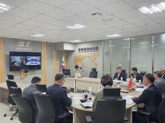 국제자매도시 중국 마안산시와 영상회의 중이다.