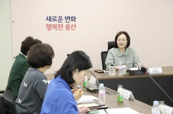 박희영 용산구청장(오른쪽)이 용산구 공공산후조리원 설립 및 운영 타당성 조사 연구용역 착수보고회에서 위원들과 의견을 나누고 있다