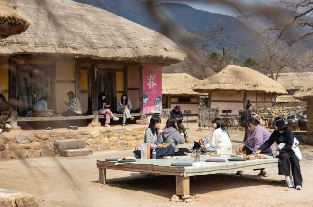 미식팸투어 참가자들이 낙안읍성에서 낙안 팔진미 도시락을 먹고 있다.