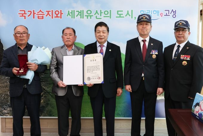 6·25전쟁 유공자 유가족에 화랑무공훈장 전수