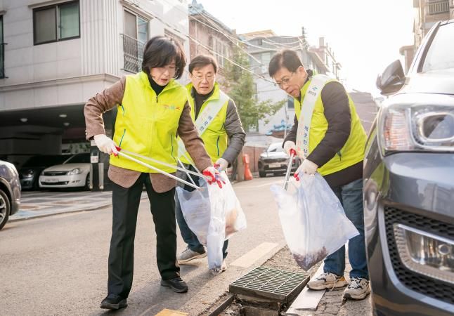 이수희 구청장이 암사1동주민들과 봄맞이 대청소를 진행하고 있다