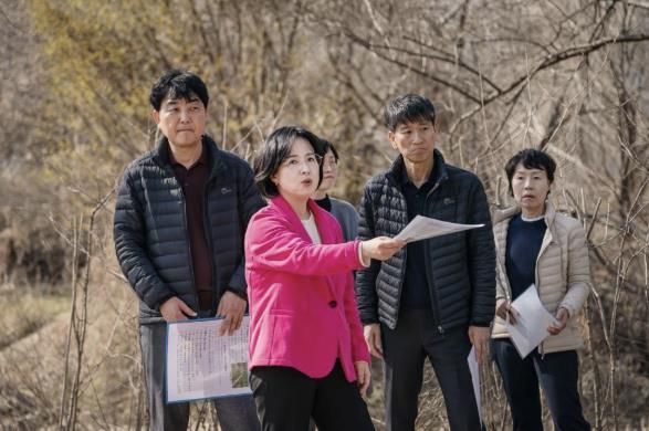 이수희 강동구청장이 암사초록길 진입도로를 점검하고 있다