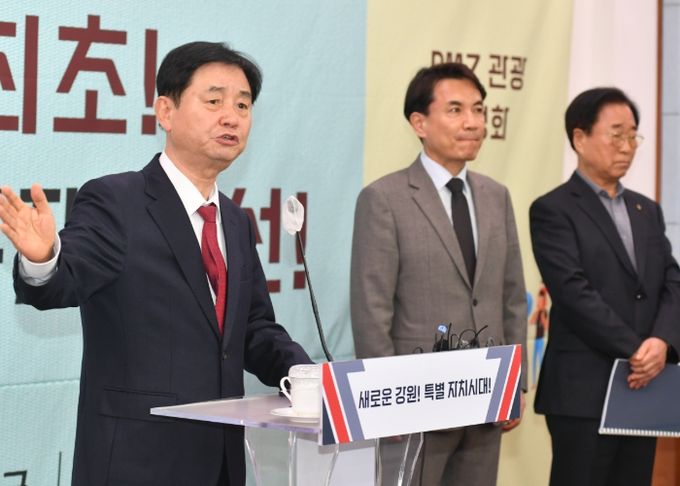 강원측별법 군사특례에 의한 군사규제 개선 결과 기자회견이 26일 강원특별자치도청에서 김진태 지사, 최문순 화천군수, 이현종 철원군수 등이 참석한 가운데 열렸다.