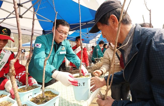 함양군, 제80회 식목일 맞이 나무 나누어주기 행사 개최