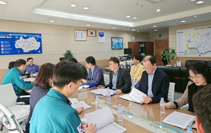 고광완 행정부시장이 지난 25일 오후 시청 행정부시장실에서 열린 ‘서울 강동구 지반침하 발생 관련 향후 대책방안 회의’를 주재하고 있다./광주광역시 제공