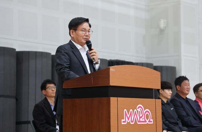 박강수 마포구청장이 2025년 유·청소년 체육교실 통합 결단식에서 인사말을 하고 있다