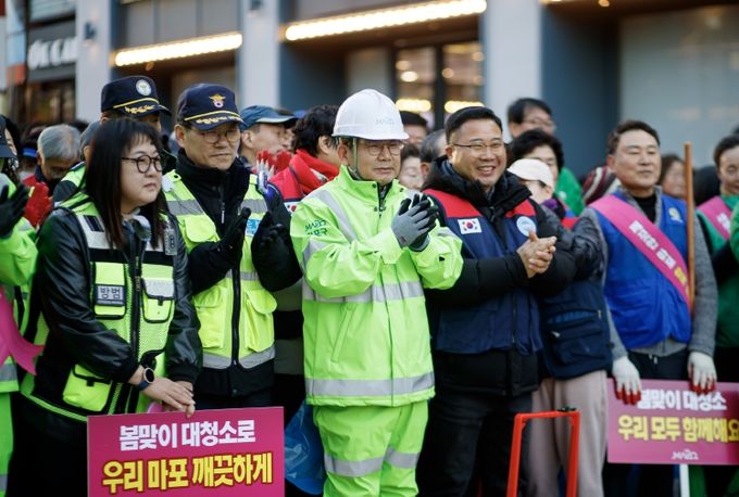 박강수 마포구청장이 ‘봄맞이 대청소의 날 행사’에서 단체 사진을 촬영하고 있다.