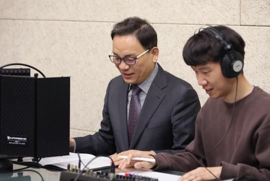 청렴방송을 녹음 중인 조성명 강남구청장(왼쪽)