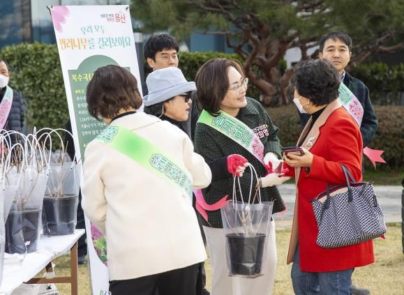 우리 모두 반려나무를 길러보아요! 용산구, 제80회 식목일 기념 반려나무 나눔