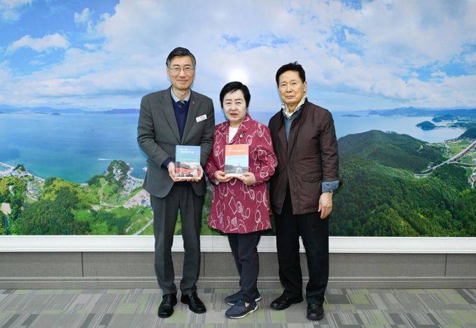 거제시, 포로수용소 강제 이주 경험 담은 ‘나는 소개민이었습니다’기증… 작가 면담 진행