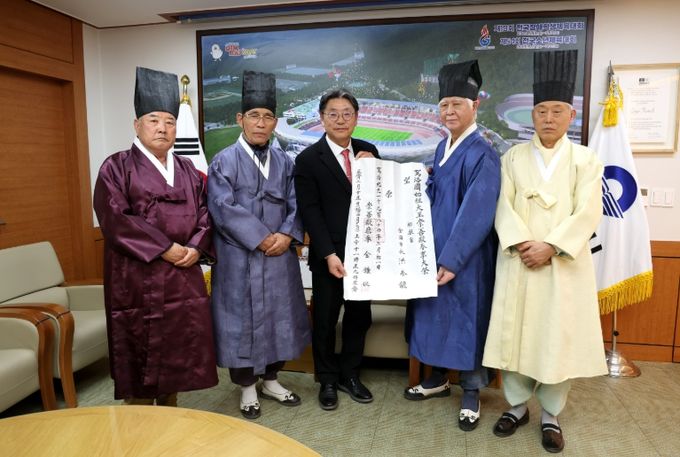 숭선전 춘향대제 망장(望狀) 전달식을 개최했다