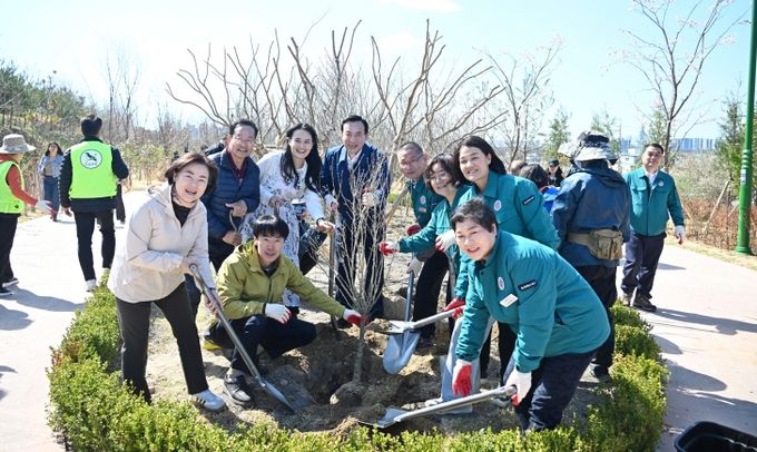 북구는 2일 울산숲 송정구간에 주민 헌수로 무궁화숲을 조성했다. 박천동 북구청장과 북구 시·구의원, 백년숲사회적협동조합 한새롬 이사장, 기부자 등이 무궁화를 심고 있다.