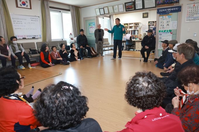 김종훈 동구청장은 4일 문현지구경로당과 방어진경로당을 방문해 경로당 이용 어르신 안부 인사 및 불편사항 등을 청취하는 시간을 가졌다.