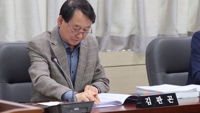 김판곤 의원 조례 설명하는 모습