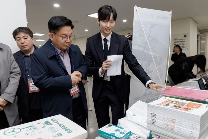 박강수 마포구청장이 2025년 상반기 스마트코딩아카데미 교재를 살펴보고 있다