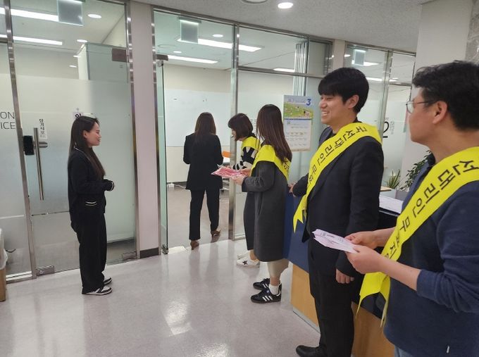 송파세무서에서 송파 청년 창업가를 대상으로 세무 지원 제도를 안내하고 있다. (2025.03.21.)