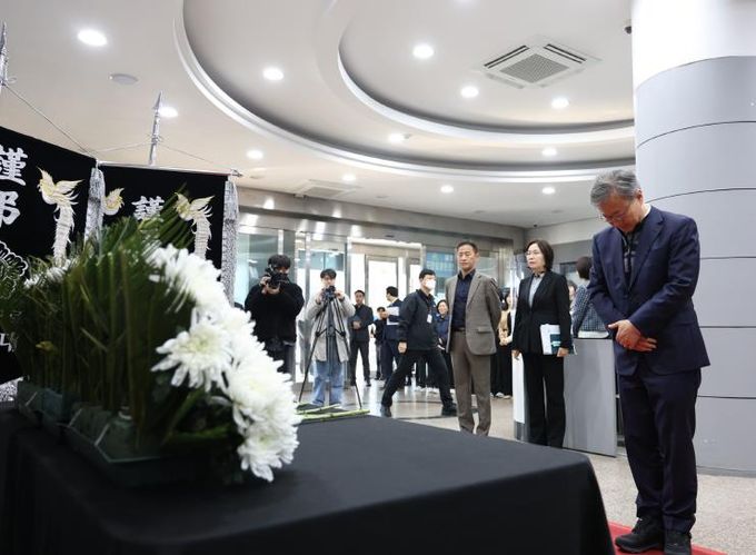 지난 3일 장인홍 구로구청장(오른쪽 첫 번째)이 구청에 설치된 산불 희생자 합동분향소에서 헌화 후 묵념하고 있다