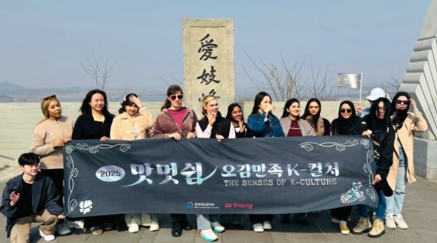 문화체육관광부는 지난 5일과 7일 온라인에서 활발하게 활동하는 주한 외국인 영상 크리에이터 및 온라인 커뮤니티 운영자 20여명과 함께 애기봉을 찾았다. 외국인 인플루언서들은 애기봉의 장관에 탄성을 지르며 애기봉 곳곳을 감상했다.